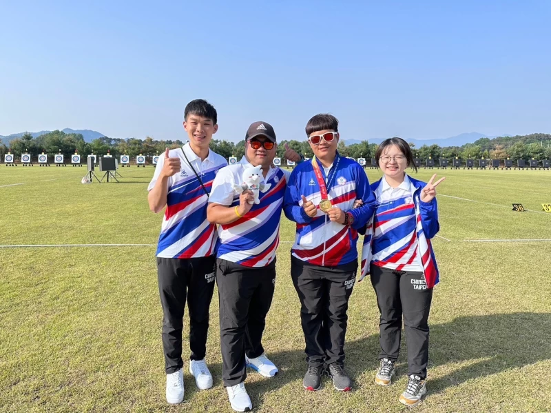 教練林虔德(左起)、吳英男,袁叔琪和教練黃慈育開心合照。中華民國大師運動協會提供