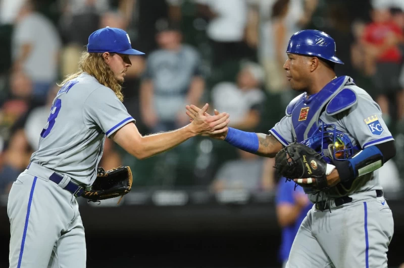堪薩斯皇家主戰捕手培瑞茲（Salvador Perez，右）。法新社