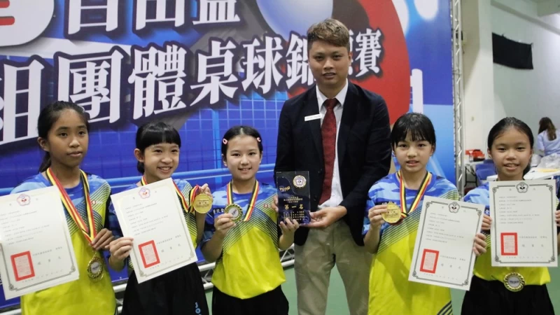 雲林桌委會總幹事莊秉豪(中)頒獎給11歲女生組體冠軍苗栗照南國小。姚瑞宸攝