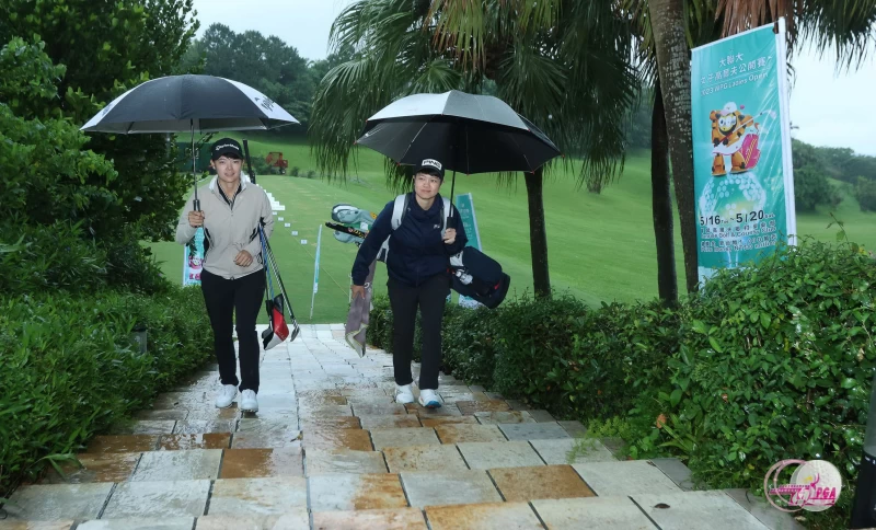 第三回合因雷雨延賽球員在練習場熱身。鍾豐榮攝影