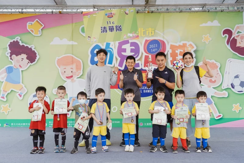 臺北市政府體育局陳良輝主任秘書(後排左二)到場為優勝隊伍頒獎。大會提供