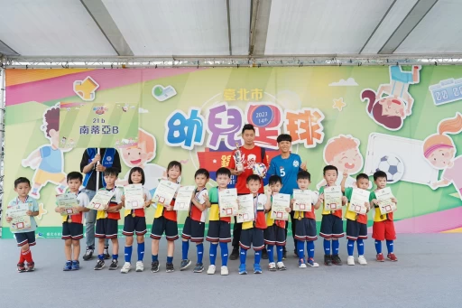 臺北熊讚playone女子足球隊後衛陳若瑋到場為小選手頒獎加油。臺北市體育局提供