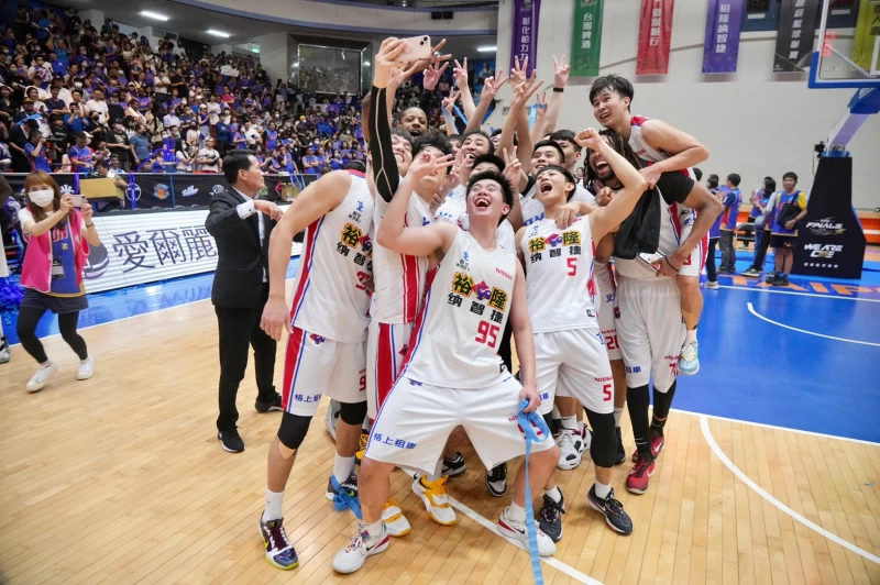 斑霸獲得冠軍賽MVP,柯旻豪則獲年度MVP