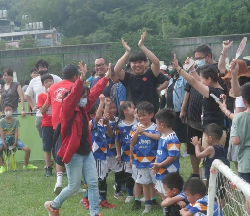 崇佑大B隊靠PK奪冠後,家長也相當興奮。臺北市體育局提供