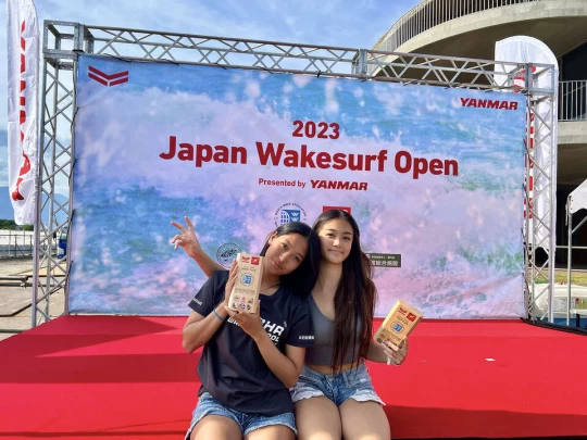 (右起)jocelyn陳宥蓁、riona陳禹璇分居2023 wwa世界滑水協會 快艇衝浪亞洲巡迴職業賽 日本站girls division金銀牌。starfish星予公關提供