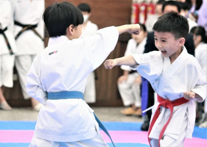 稚氣專注的眼神充分展現出幼兒園選手在攻防之間的無懼勇氣。大會提供