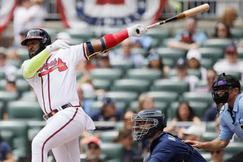 勇士打者歐蘇納(Marcell Ozuna)在一次揮棒時,棒子延伸後不小心打在道奇捕手。法新社