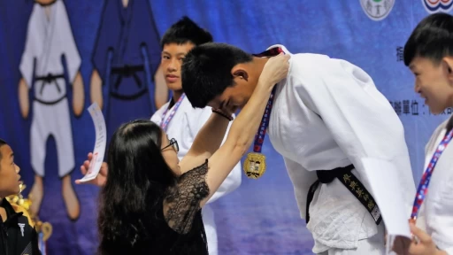 中華民國柔道總會特助呂美儀,頒獎給國中男子第五級(-55kg)金牌柯泊爾。姚瑞宸攝