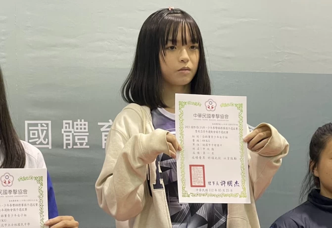 羽球隊的申欣靄卻開外掛當拳擊金牌。吳敏欣