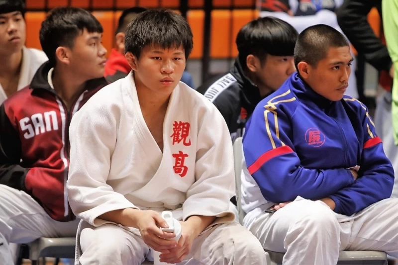 觀音高中黃俊瞱(左)繼社男乙組第四級摘金後,今天又在高中男生第五級奪得第一。姚瑞宸攝