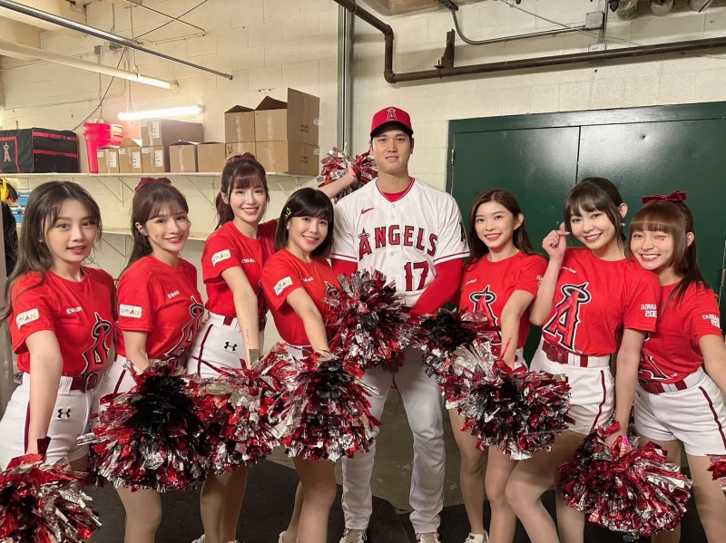 樂天女孩見到大谷翔平，開心合照。球團提供