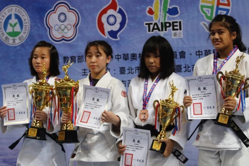 國中女子組五人制前四名頒獎，亞軍明德高中(左起）、冠軍會稽國中、季軍安溪國中、福誠高中。姚瑞宸攝