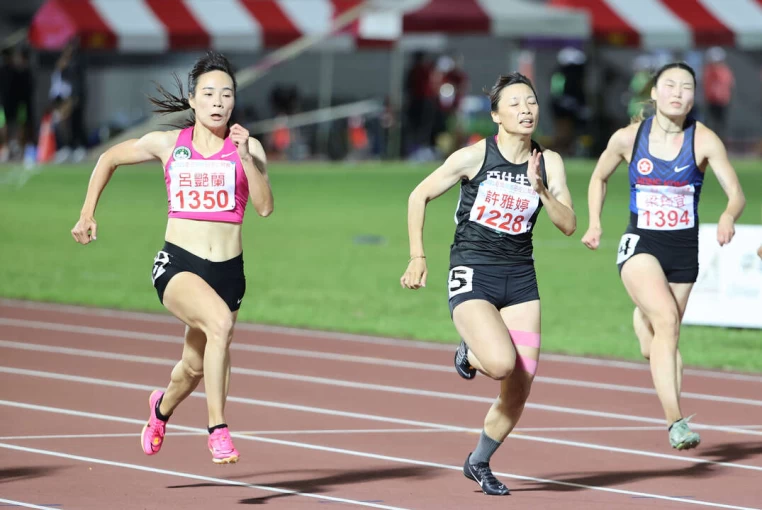 呂艷蘭(左)、許雅婷(中)屈居銀牌。李天助攝