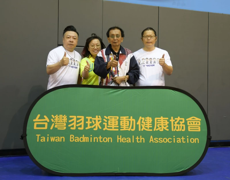 藝人董至成左一與林省吾創辦人右二合影。(主辦單位提供)