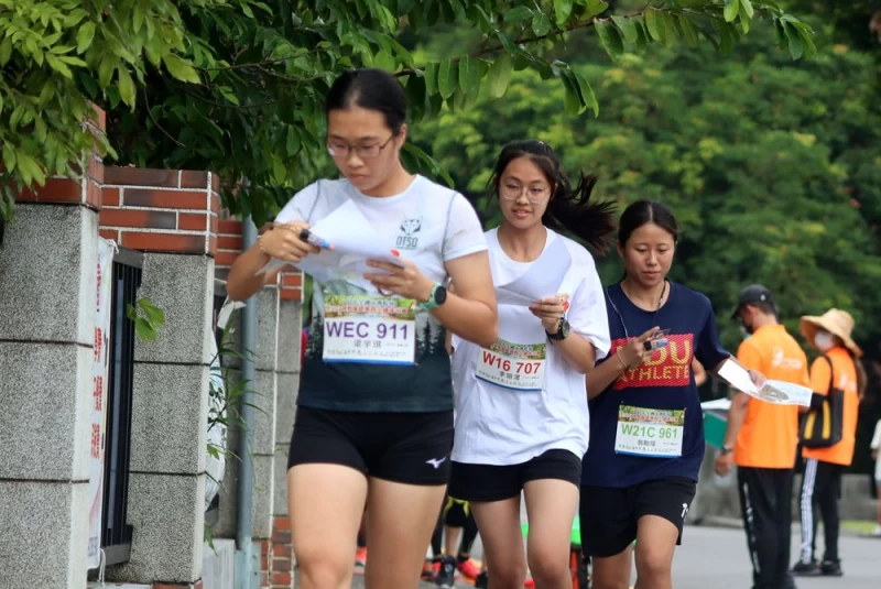 梁宇琪(左)和後面兩位國防大學選手,比賽中認真的研判地圖。(大會提供)