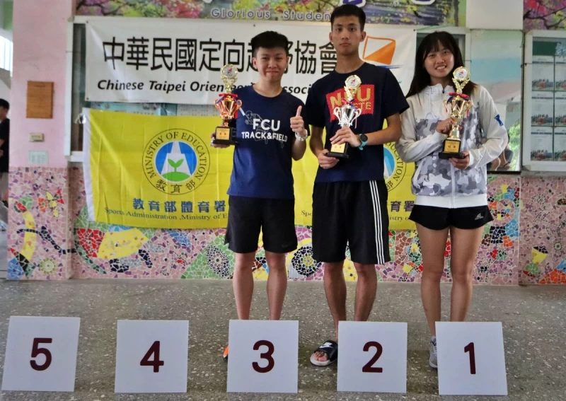 大專錦標賽團體前三名:中正大學(由右至左)、國防大學、逢甲大學代表接受獎盃。(大會提供)