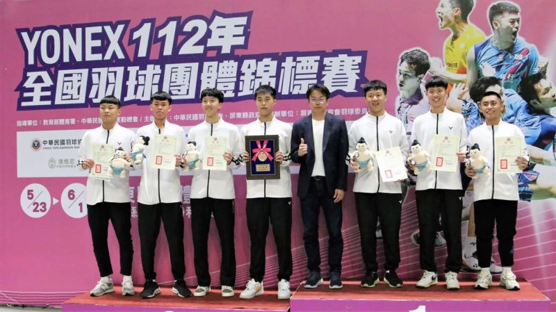 中華羽協祕書長林怡男(中)親頒男子乙組冠軍寶座。羽協提供