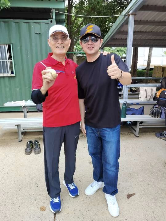 前體育署長，現任南華大學副校長高俊雄（左）Sun Star明星棒球隊經理罐頭。（主辦單位領供）