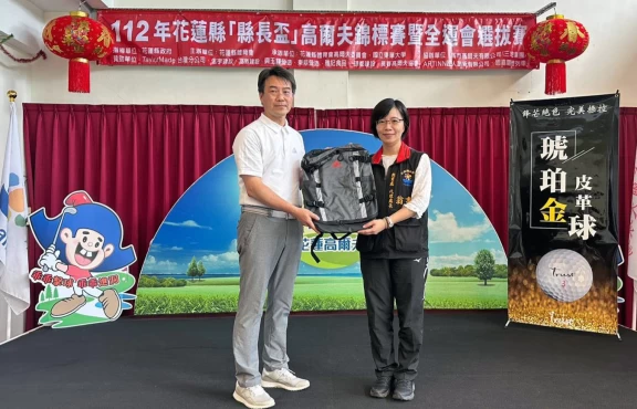 思嘉關懷列車發起人程德銘(左)代表致贈180個愛迪達斯背包。大會提供