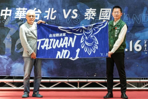 足協致贈應援毛巾給高雄市政府呼籲國人一起進場為國家隊加油。足協提供