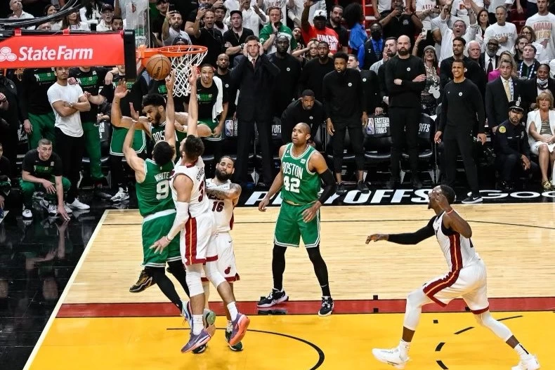 懷特(Derrick White)趁熱火防守球員將專注力放在史瑪特身上之際,一溜煙衝到籃下,將球撥進籃框。摘自塞爾提克推特