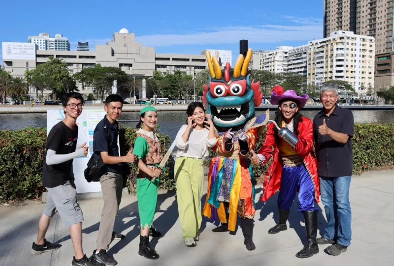 高市府與紙風車劇團,邀請大家端午佳節來愛河,吃粽子、划龍舟、看比賽以及觀賞表演!高市運發局提供