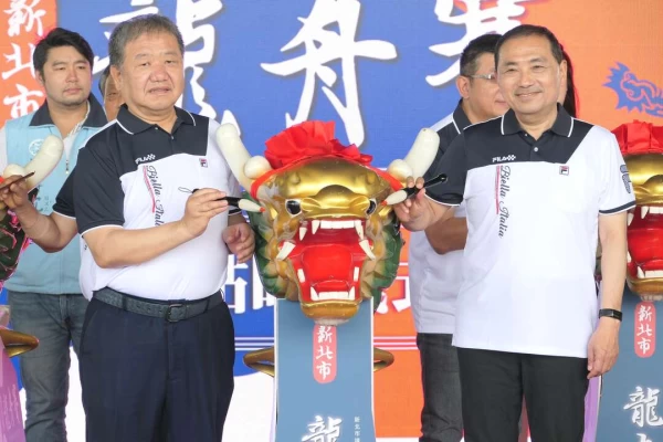 新北市議長盃第十三屆龍舟錦標賽,蔣根煌議長與侯友宜市長點睛。大會提供