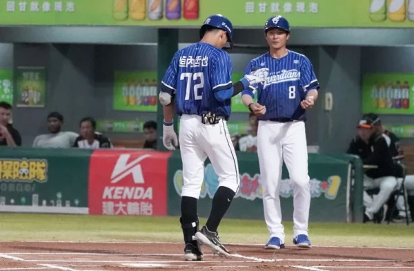 李宗賢穿垣內哲也球衣首局首打席開轟。富邦悍將提供