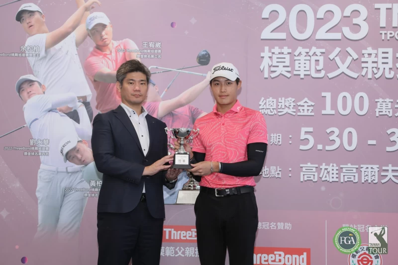 threebond台灣分公司店長泰地宏和左頒發業餘冠軍獎杯給陳瑋利。官方提供