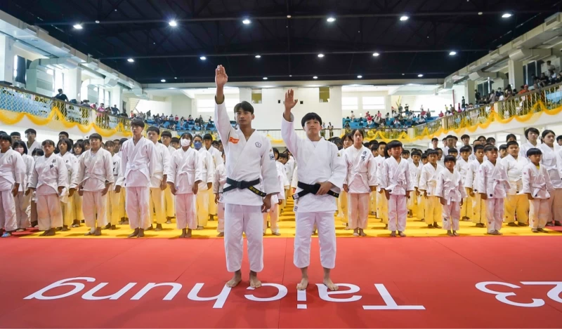 東奧國手楊勇緯及林真豪出席中部五縣市柔道錦標賽開幕典禮。(台中運動局提供)
