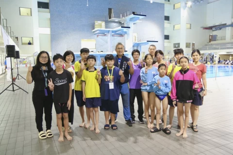 李昱叡局長現場鼓勵跳水選手。(台中市運動局提供)
