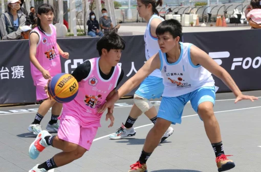 美和AB兩隊上演同室操戈戲碼最終A隊技高一籌獲勝。(美和科大提供)
