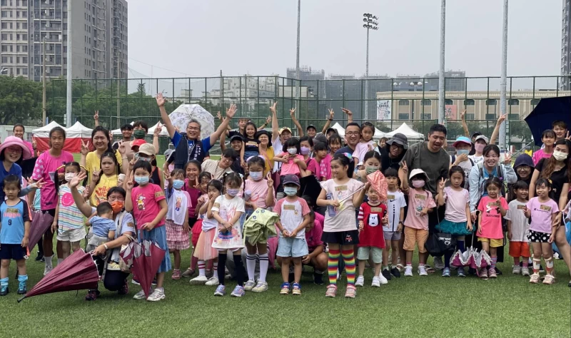台中女子足球節大合照。台中市運動局提供
