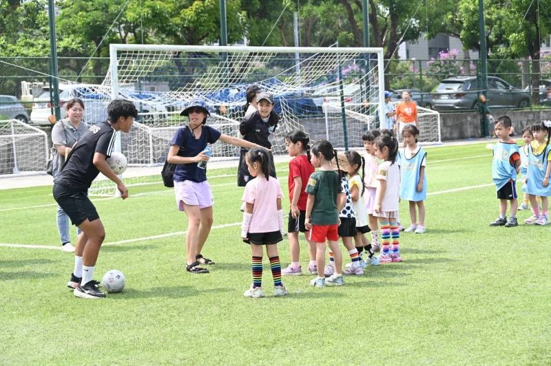「台中藍鯨」的選手親自帶領女孩們參與。台中市運動局提供