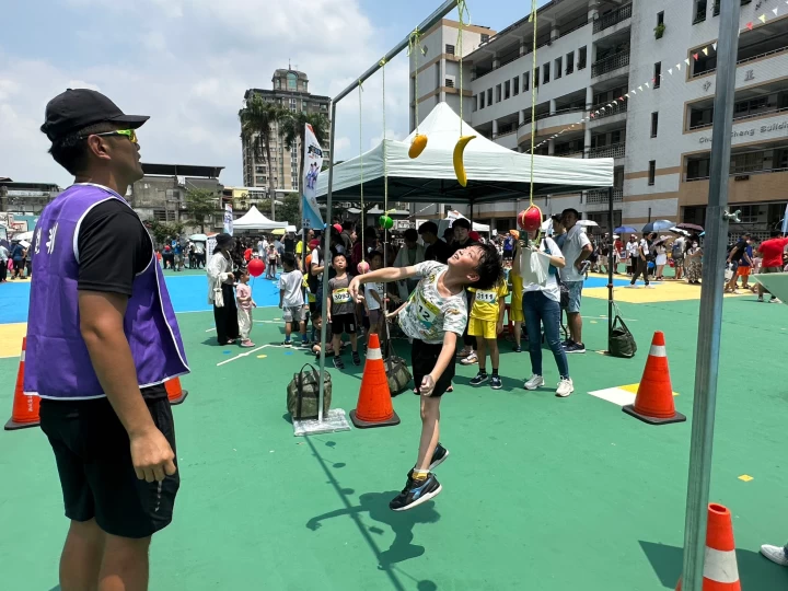 新北市兒童田徑聯賽 垂直跳躍摘水果。官方提供