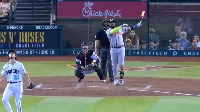 亞特蘭大勇士重炮手歐蘇納(Marcell Ozuna)打擊後只看著球而不跑壘。摘自推特