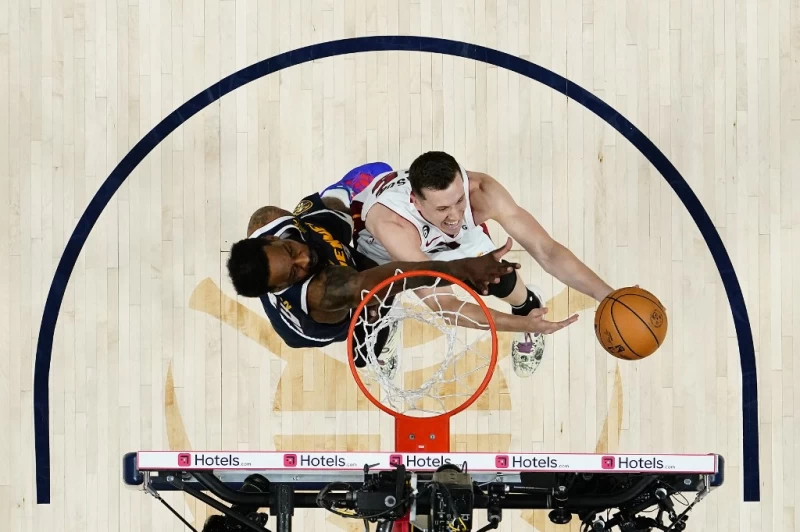 熱火在第四節靠板凳奇兵羅賓森(Duncan Robinson,右) 砍進10分的帶領逆轉。法新社