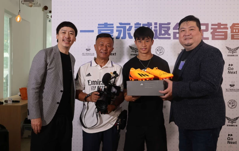 袁永誠返台記者會上合照。李天助攝