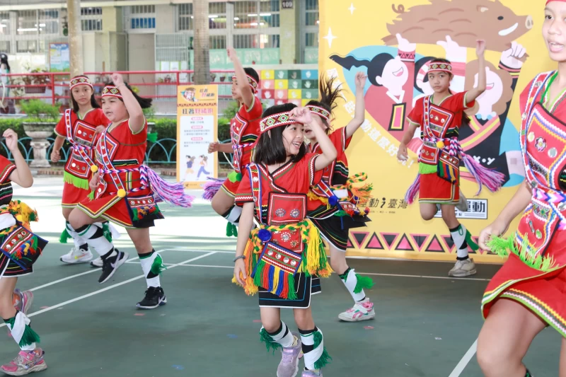 丹鳳國小原住民團進行開場表演。官方提供