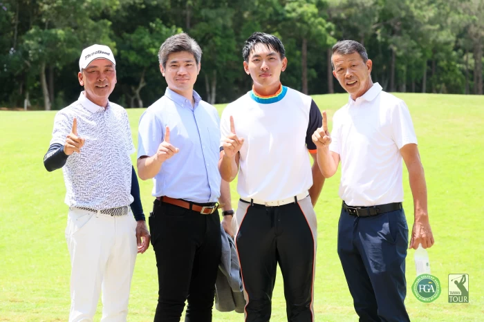 職業冠軍呂孫儀(右二)奪冠後在果嶺邊和貴賓合影。TPGA林聖凱攝影