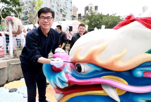 市長陳其邁及副議長曾俊傑等各界貴賓為龍舟點睛。高雄市政府運動發展局 提供