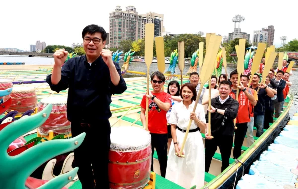 市長陳其邁和參與龍舟點睛各界貴賓合組高雄隊，大家同舟共濟一起加油。高雄市政府運動發展局 提供