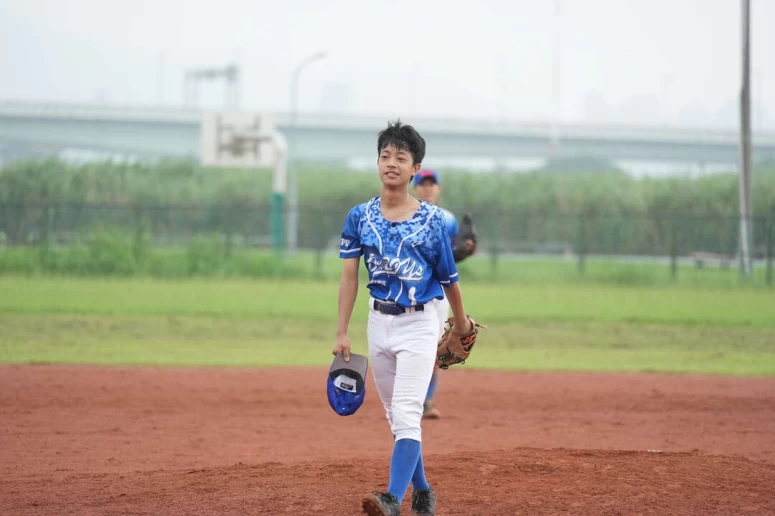 野牛男孩李奕樵安全下莊。大會提供