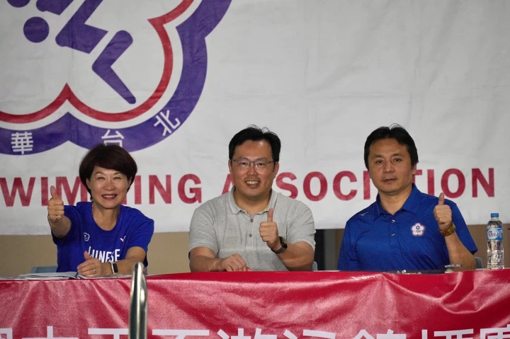 體育署長鄭世忠(中)親自到場為選手加油。中華民國游泳協會提供
