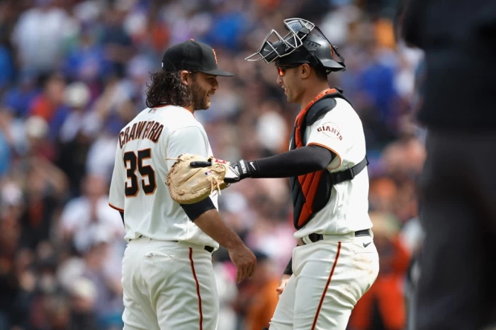 巨人在比賽後段派出野手克勞佛(Brandon Crawford)登板關門。法新社