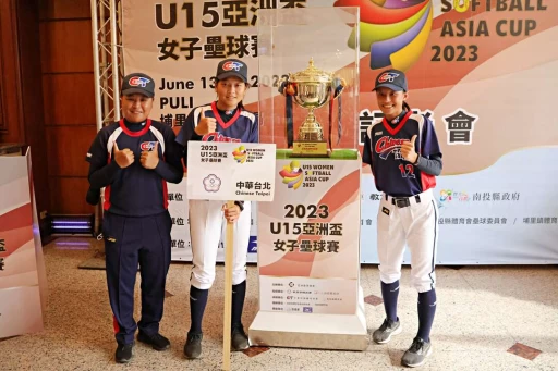 中華U15女壘力拚世界盃門票，左起總教練陳美分、球員莊宜潔、隊長吳玉玲。（圖：顏如玉攝）