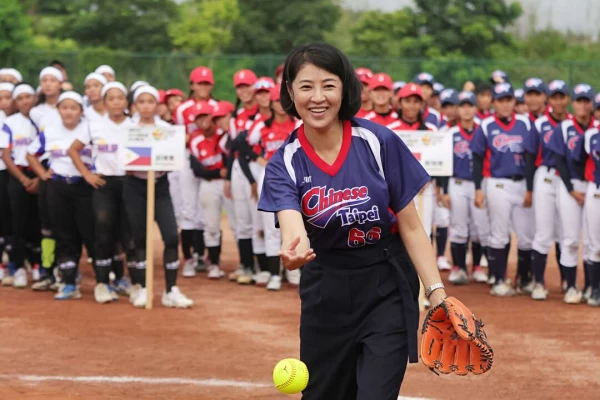 南投縣長許淑華為U15亞洲盃女壘開球。(圖:顏如玉攝)