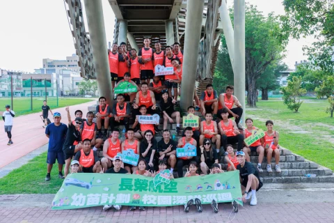 長榮航空城市觀光馬拉松於今年6月至10月,在台東、恆春、雲林、基隆及金門舉辦校園巡迴活動,安排專業教練帶領該地區鄰近的學生進行訓練活動。長榮航空提供