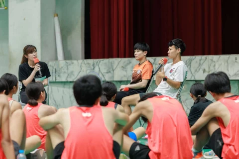 長榮航空城市觀光馬拉松校園深耕巡迴-恆春站,邀請台灣女子3000公尺障礙紀錄保持人陳昭郡(上排右)至現場以自身經驗鼓勵學生。長榮航空提供