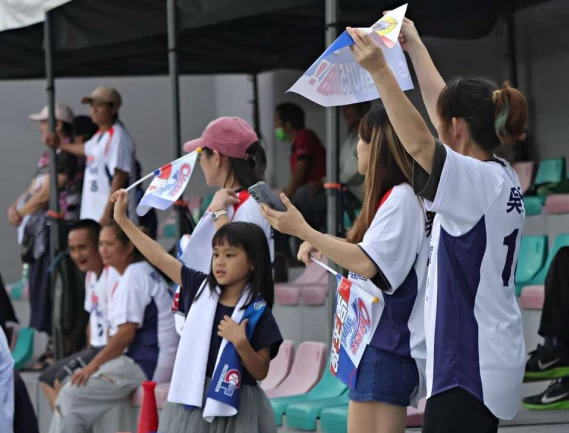 吳玉玲加油團不只穿球衣,還自製應援旗幟、毛巾。(圖:顏如玉攝)